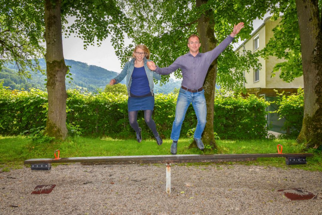Helene und Wolfgang Baierl springen von der Wippe